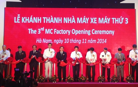 Phó Thủ tướng Hoàng Trung Hải cắt băng khánh thành nhà máy sản xuất xe máy số 3 đặt tại Khu công nghiệp Đồng Văn II, Hà Nam.